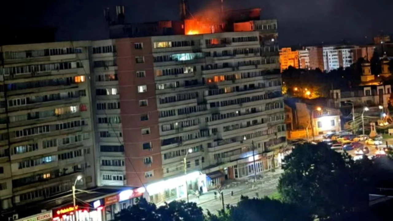 Ishte nisur nisur për në Ukrainë, por droni rus bie mbi bllokun e apartamenteve në Rumani, plagosen dy persona