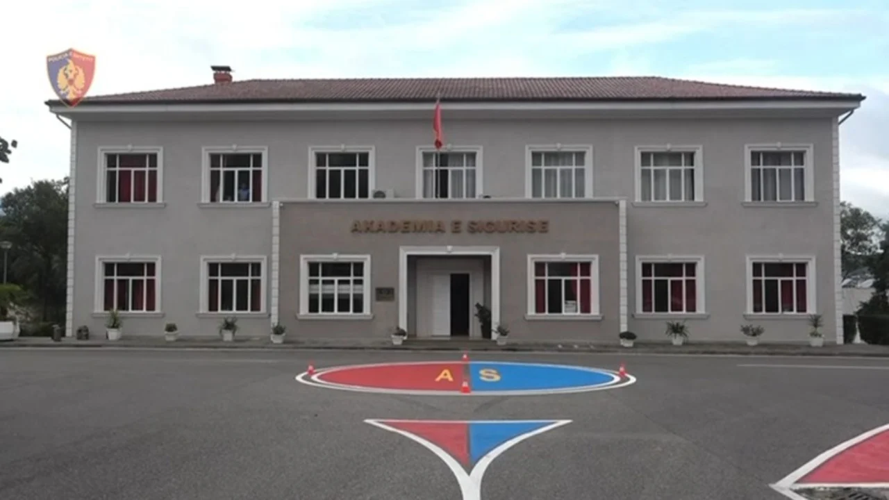 Helmohen studentët e Akademisë së Sigurisë, dyshohet se shkak është bërë ushqimi
