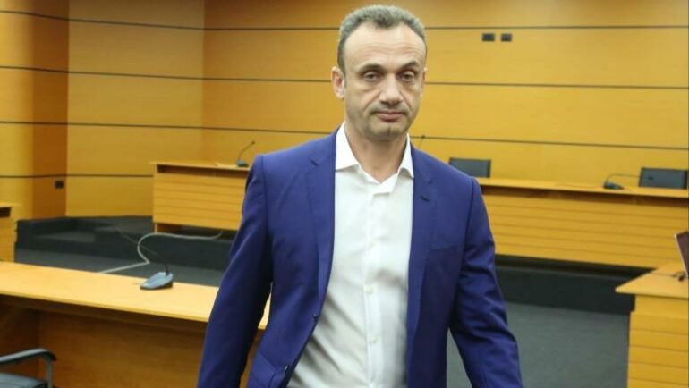 ‘Toyota Yaris’/ Lirohet nga qelia ish-kryeprokurori i Vlorës, Aurel Zarka