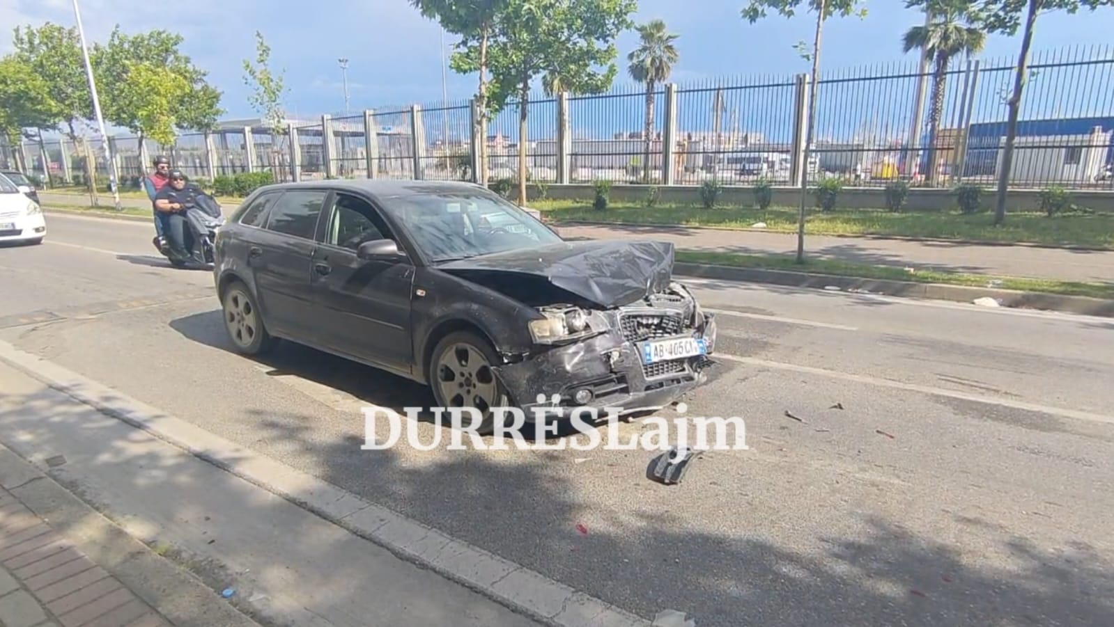 Aksident në Durrës, përplasen dy automjete, plagoset një drejtues mjeti (Video)