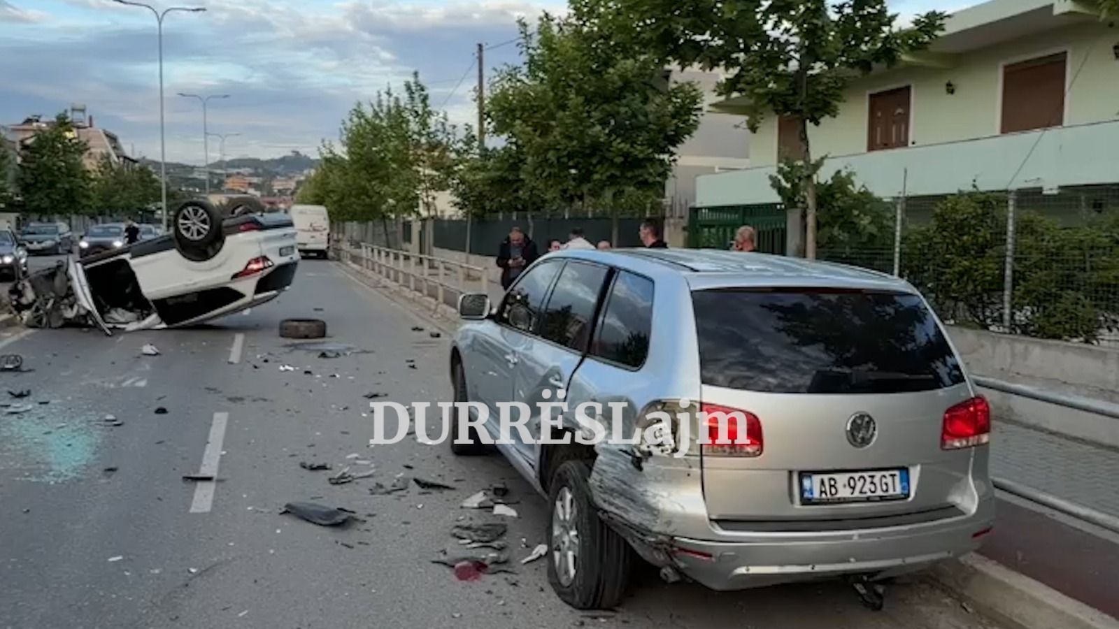 Aksident i frikshëm në Durrës, makina përfundon e përmbysur në rrugë (VIDEO)