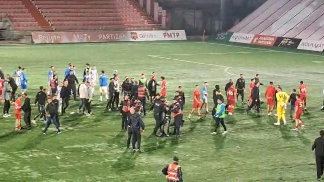 Skena të turpshme në derbin e të rinjve të kryeqytetit, fusha kthehet në një arenë masive dhune