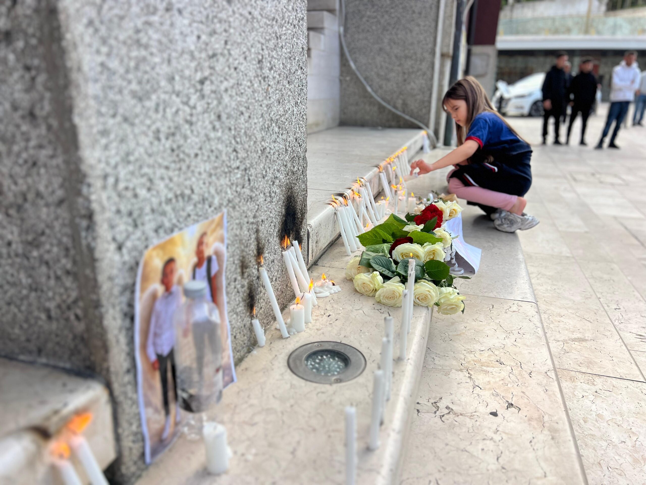 FOTOLAJM/ Mbyllet protesta në Durrës për dy fëmijët që humbën jetën, pankarta në dyert e bashkisë, qirinj dhe thirrje për masa konkrete