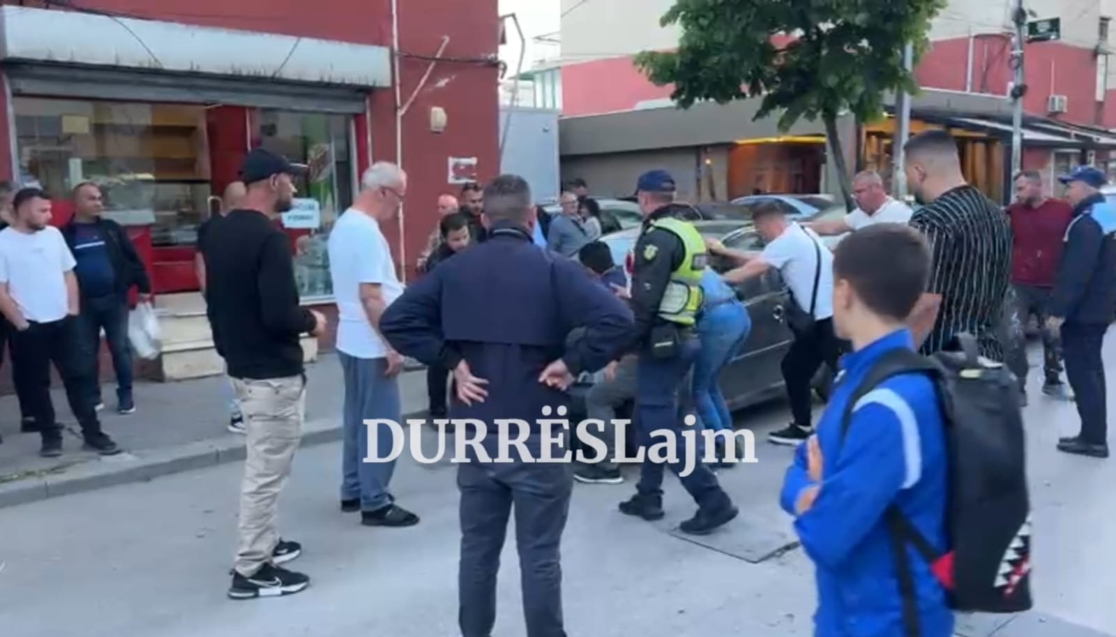 Bllokohet rruga në Durrës, qytetarët tentojnë të “ngrejnë peshë” automjetin (VIDEO)