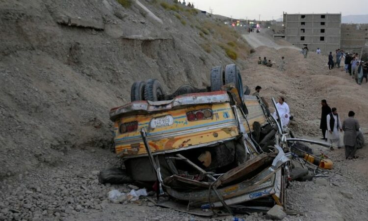 Kamioni përplaset me autobusin, 17 të vdekur në Pakistan