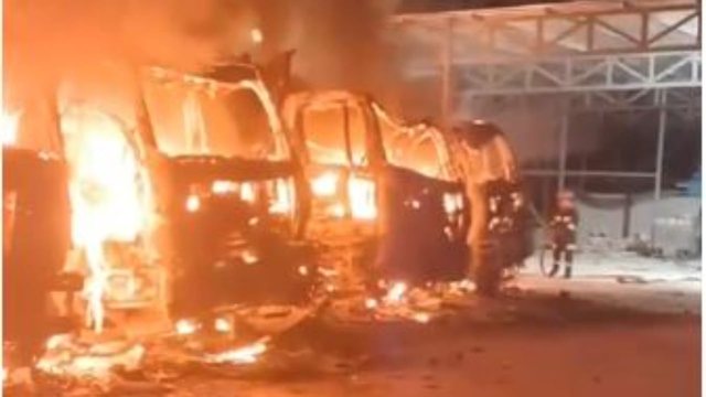Digjen gjatë natës katër betoniere në Dukat, dyshohet për zjarrvënie të qëllimshme