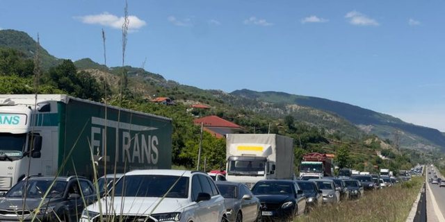 Trafiku pushton aksin Tiranë–Elbasan, fluks i lartë automjetesh dhe radhë kilometrike