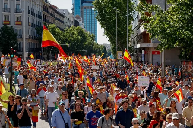 “Korrupsioni ka një çmim”/ Protesta masive në Madrid, kërkohet dorëheqja e kryeministrit Pedro Sanchez, qytetarët: Mjaft më me pandëshkueshmëri