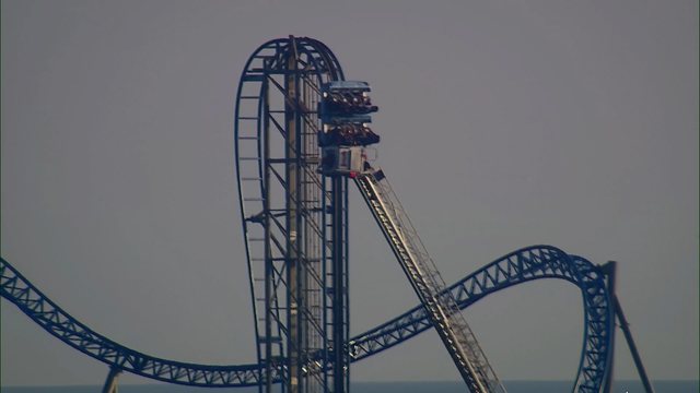 Panik në Teksas/ “Roller coaster” ndalet papritur, tetë pasagjer mbetën të bllokuar në ajër (VIDEO)