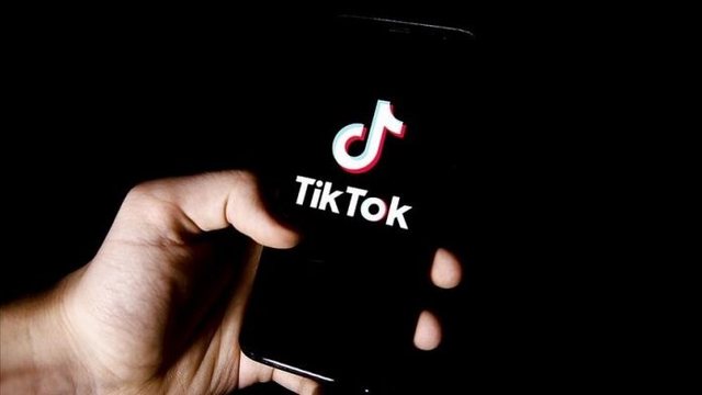 Qindra familje franceze ngrenë padi kundër TikTok-ut nën dyshimet për “abuzim”