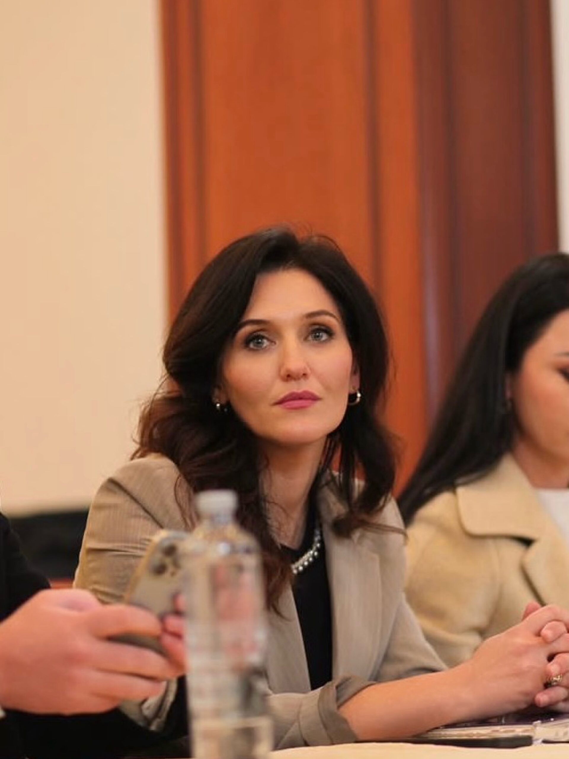 Protesta te Kryeministria/ Viola Kapidani Kullolli: Të jemi të gjithë aty për familjet tona! Kur padrejtësia bëhet normale, reagimi bëhet detyrim!