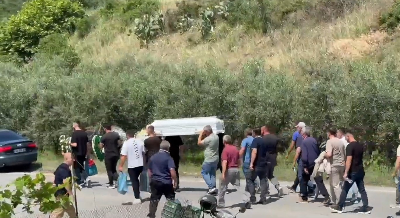 U përplas për vdekje nga regjisori Petri Bozo, 7-vjeçari përcillet mes lotësh e dhimbjes për në banesën e fundit