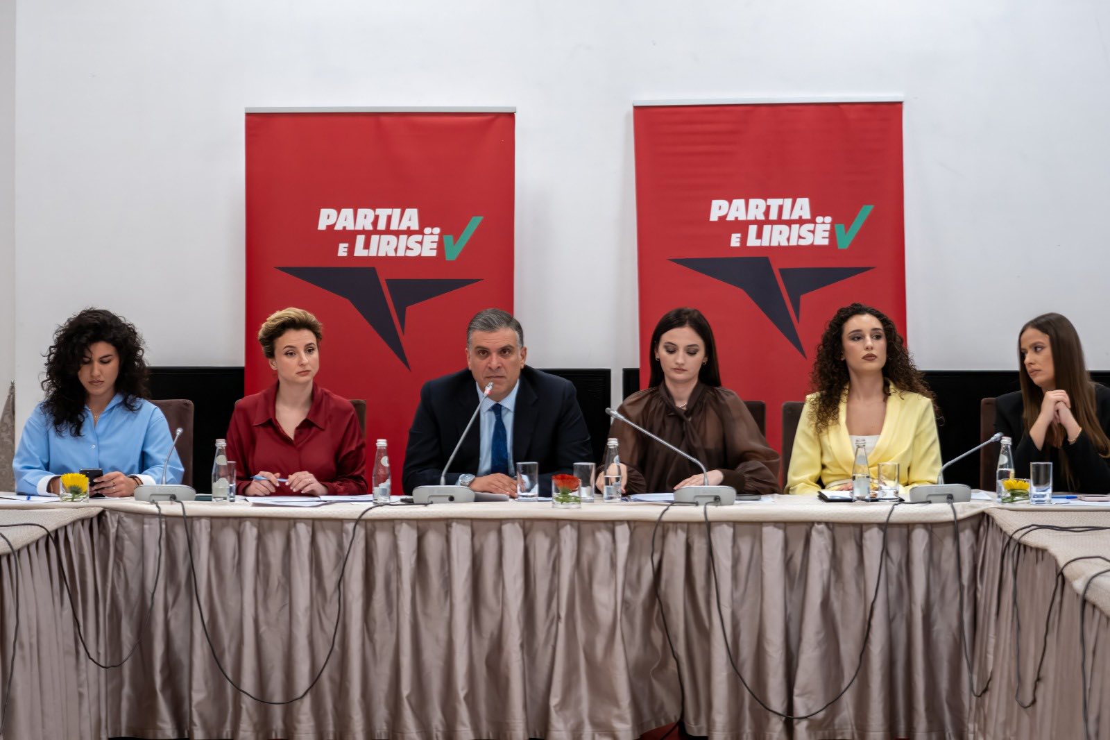 LRI zhvillon “Tryezën e Rinisë”, prezantohet programi për të rinjtë