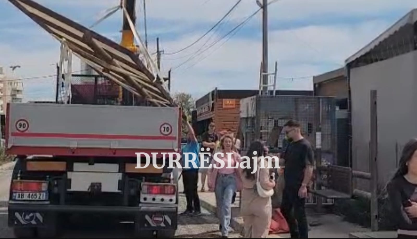VIDEO/ Bllokonte qarkullimin e personave me aftësi të kufizuara, hiqet me urgjencë stacioni i urbanit në Currila