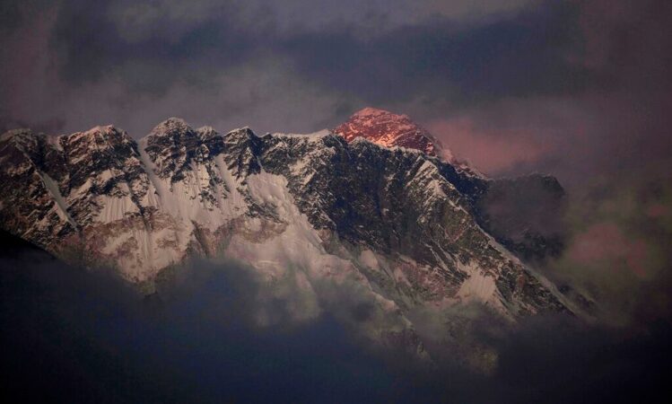 Amerikani thyen rekordin botëror! Ngjitet në Everest për 10 orë