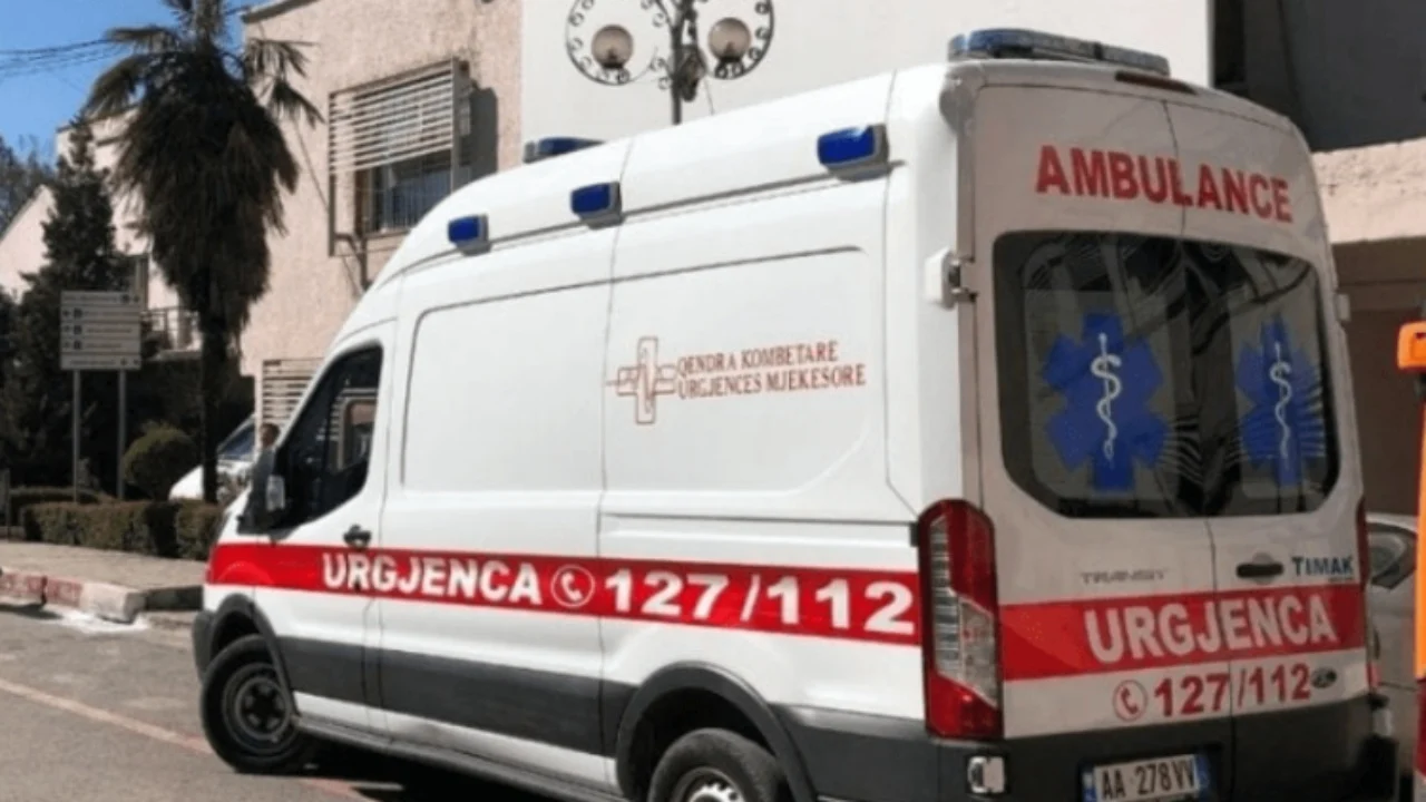 Makina përplas këmbësorin, i lënduari transportohet në spital