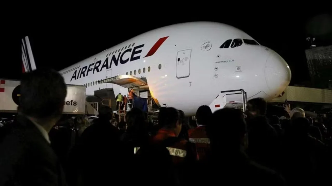 Frikë nga Ebola, avioni i nisur nga Parisi në Detroit devijohet për në Kanada