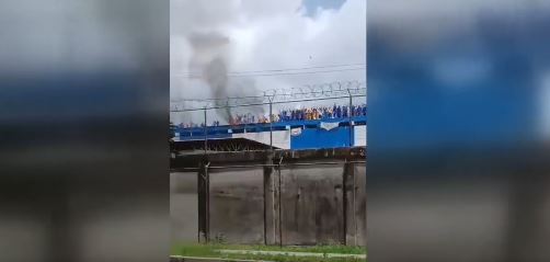 Tortura, rrahje dhe ekzekutime/ Të burgosurit në Venezuelë rebelohen kundër rojeve, u vënë flakën dyshekëve dhe “pushtojnë” tarracën (VIDEO)