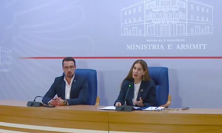 Matura shtetërore, apeli i ministres Kumbaro: Mosrespektimi i rregullores ju penalizon! Përjashtoheni direkt nga provimi nëse…