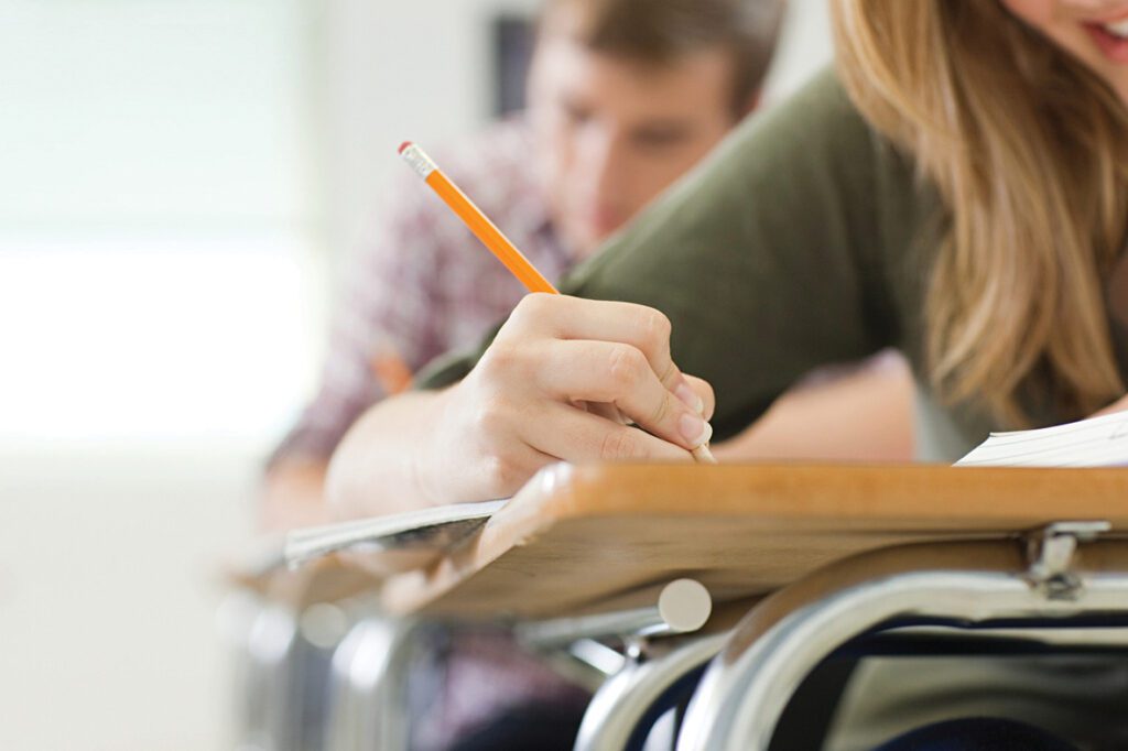 Studentët shqiptarë po largohen për studime jashtë me ritmin më të lartë në rajon