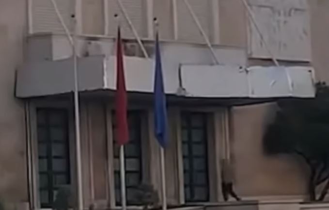 Qytetari përplas makinën në shkallët e Kryeministrisë dhe shkelmon derën e godinës