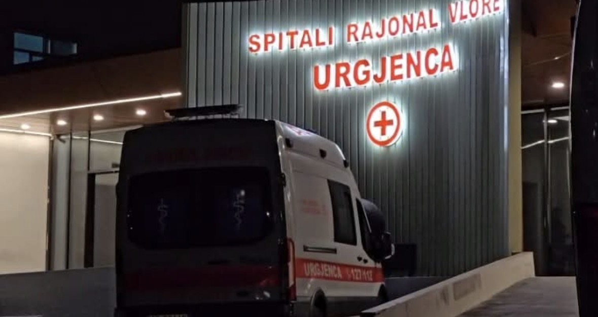 Plagoset me thikë 23-vjeçari në Vlorë, policia nis hetimet