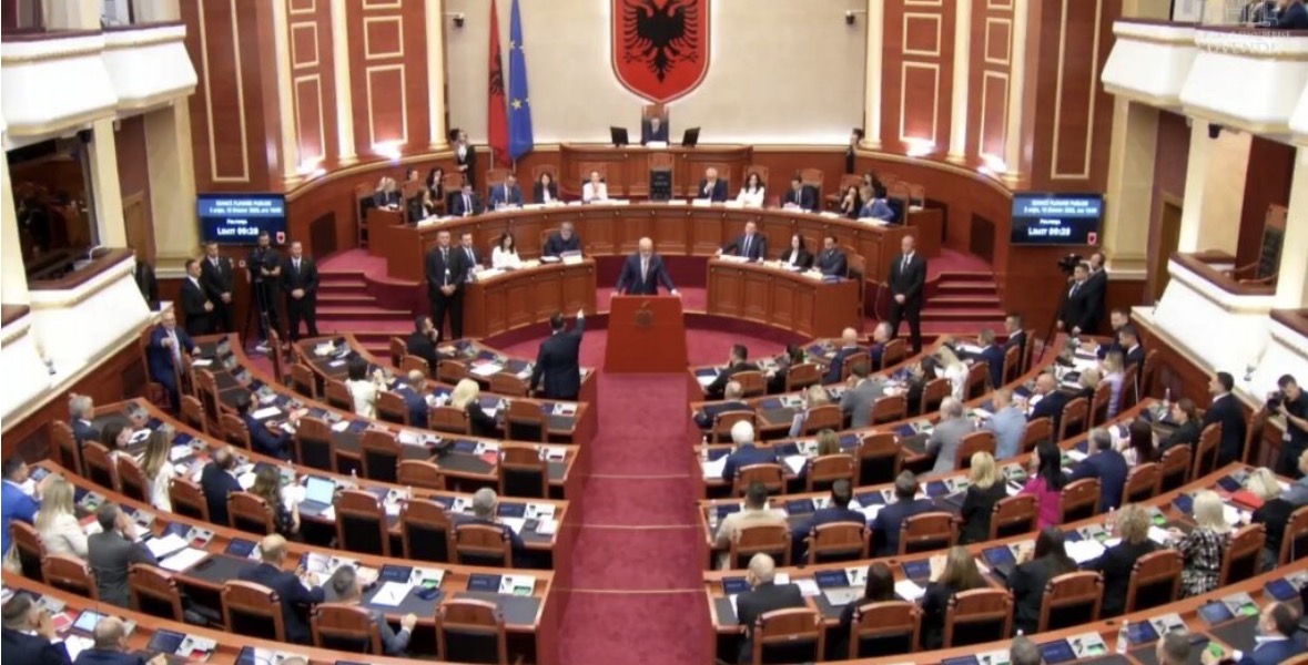“Jemi prekur të gjithë”, Kuvendi mban një minutë heshtje për tragjedinë e Durrësit