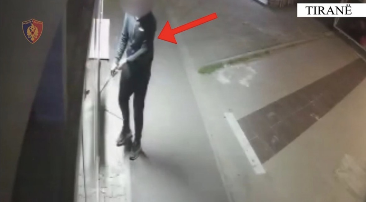 Shantazhuan dhe i morën para një 38 vjeçareje përmes fotove intime, arrestohet i riu