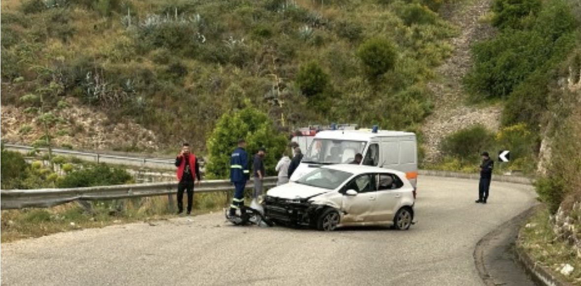 Aksident në aksin Himarë-Borsh, makina përplaset me bordurën anësore të rrugës! Plagosen 2 vajza