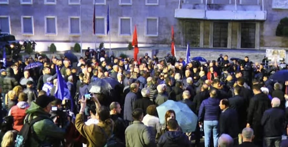 Humbën jetën në aksidentin në Durrës, protestuesit mbajnë 1 minutë heshtje për dy të miturit: U prehshin në paqe