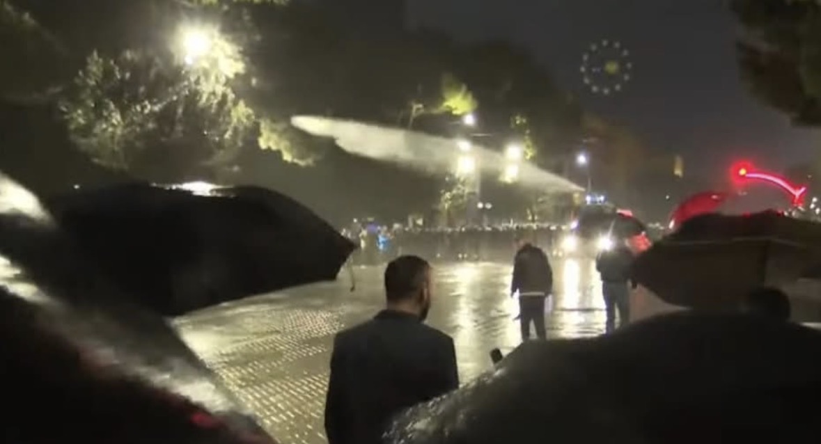 Marshimi drejt Ministrisë së Brendshme/ Protestuesit e PD-së hedhin molotovë, policia i shpërndan me gaz lotsjellës dhe ujë