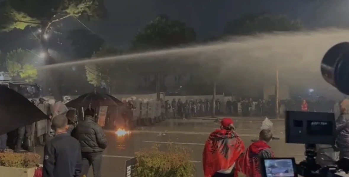Pas molotovëve dhe fishekzjarrëve, protestuesit nisin dhe gjuajnë me gurë drejt kordonit të policisë