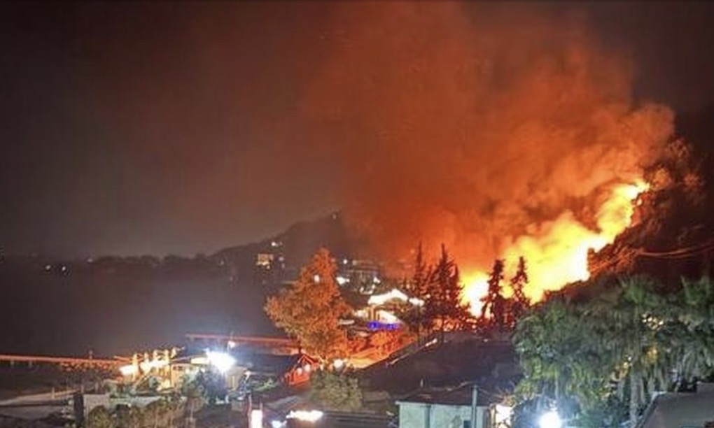 Zjarr i madh në Radhimë, rrezikojnë të digjen 3 hotele