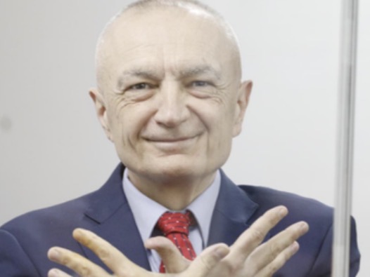 “Kafazi me 7 yje”/ Meta reagon nga qelia, sqaron simbolin me 7 gishta: Filloi të rridhte uji nga tavani në sallë 