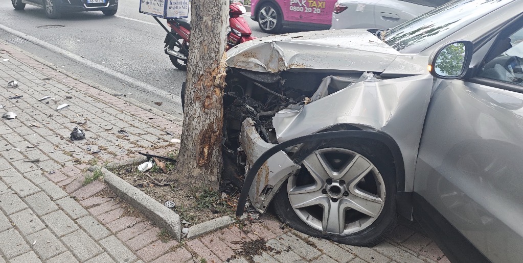 Aksident në Durrës, automjeti del nga rruga dhe përplaset me një pemë
