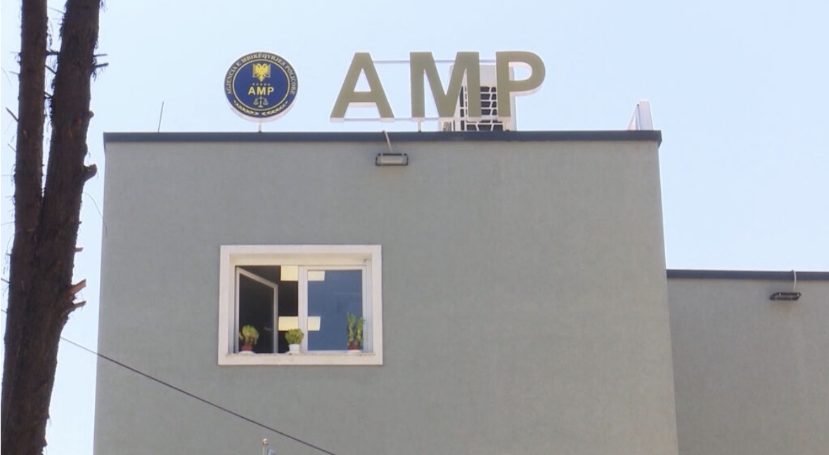 AMP çon në prokurori dy policë në Tiranë, dyshohen për shpërdorim detyre