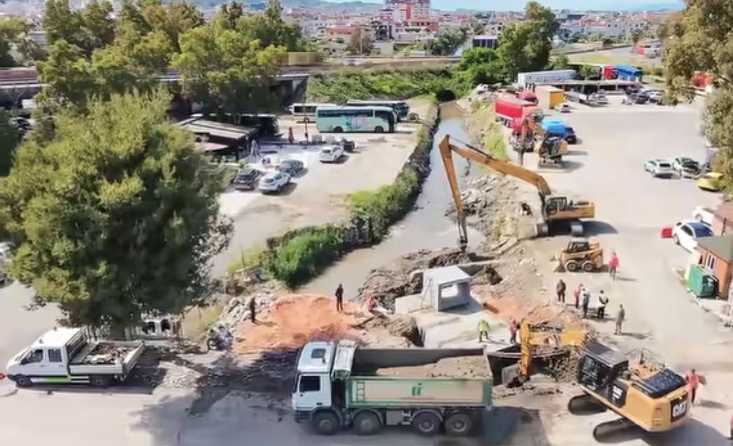 Vijon rehabilitimi i kanaleve kulluese në Durrës