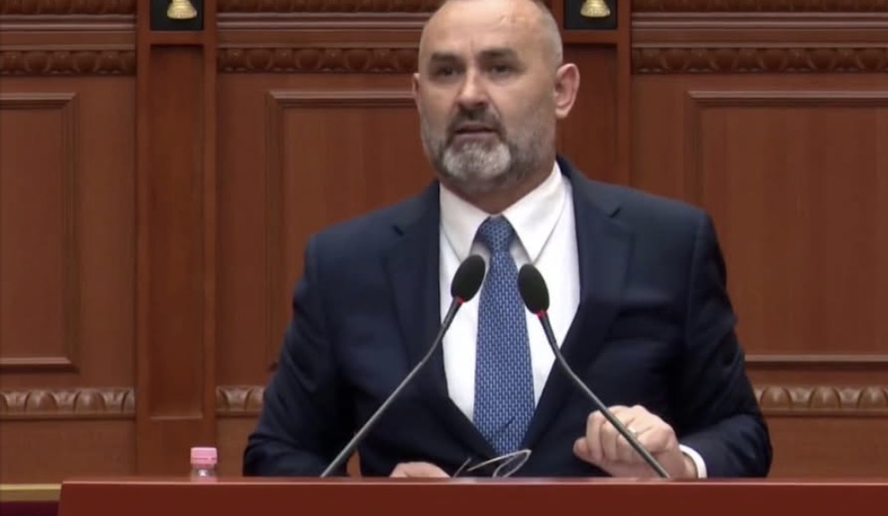 “Të kërkoj ndjesë që të ula gradat”, Manja i përgjigjet me ironi Peleshit: Dominoi cinizmi yt me mikrofon. Kreu i Kuvendit: Fjalët e tua do t’i studioj, sjelljen s’e ndryshoj
