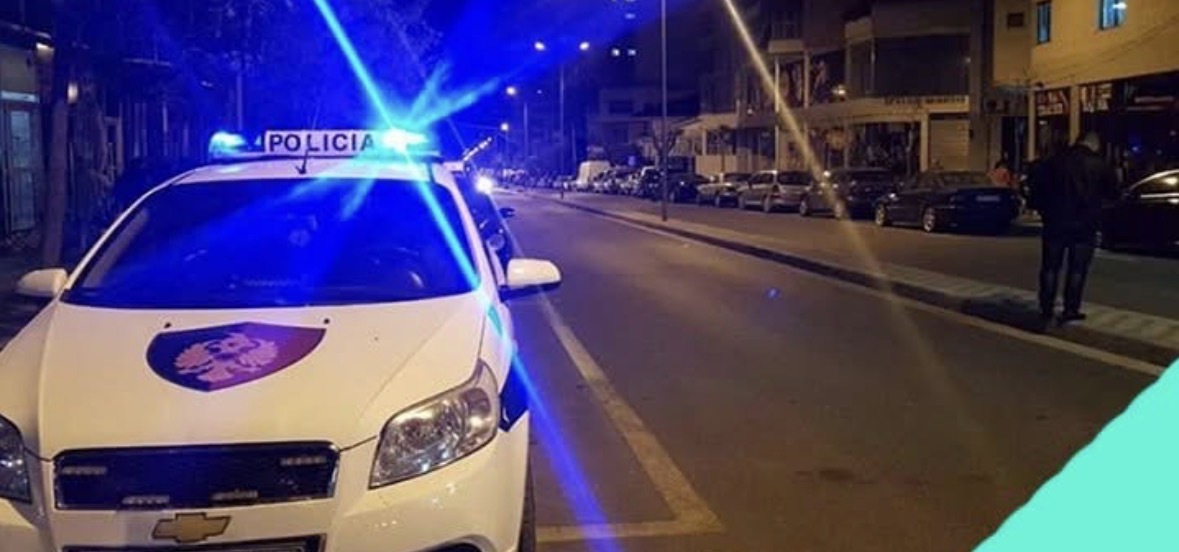 Aksident në qendër të Fierit, “Porsche” përplas dy makina të parkuara! Shoferi tenton të largohet