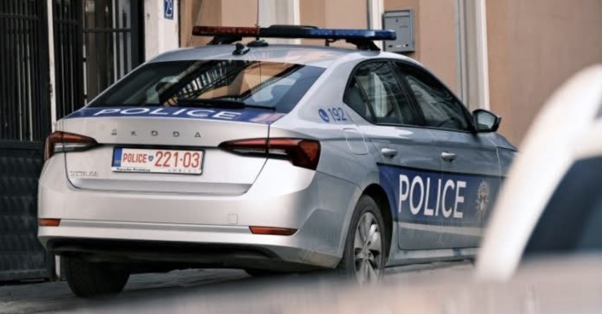 Policia e Kosovës kontrolle në disa shkolla, një nxënës kapet me pistoletë dhe 19 fishekë! Një tjetri i gjendet thikë
