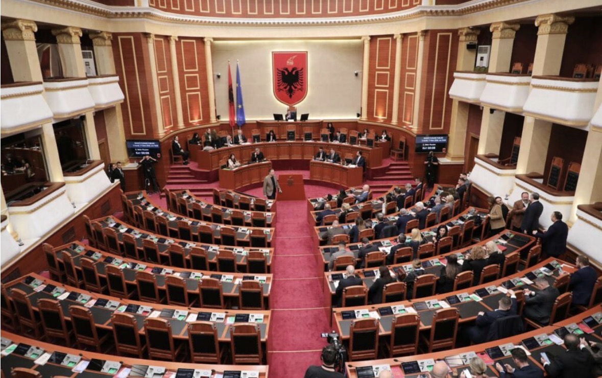 Votohen me konsensus mes PS dhe PD ndryshimet në Rregulloren e Kuvendit: Jo seanca pas orës 22:00