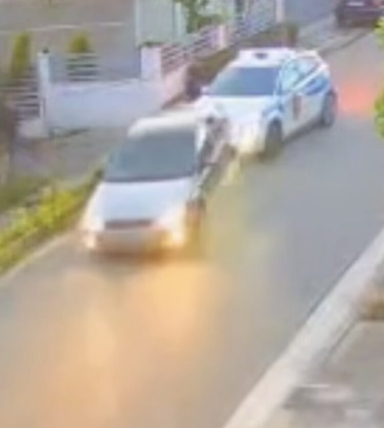 Momenti kur 44-vjeçari i dehur përplaset me makinën e policisë së Durrësit (VIDEO)