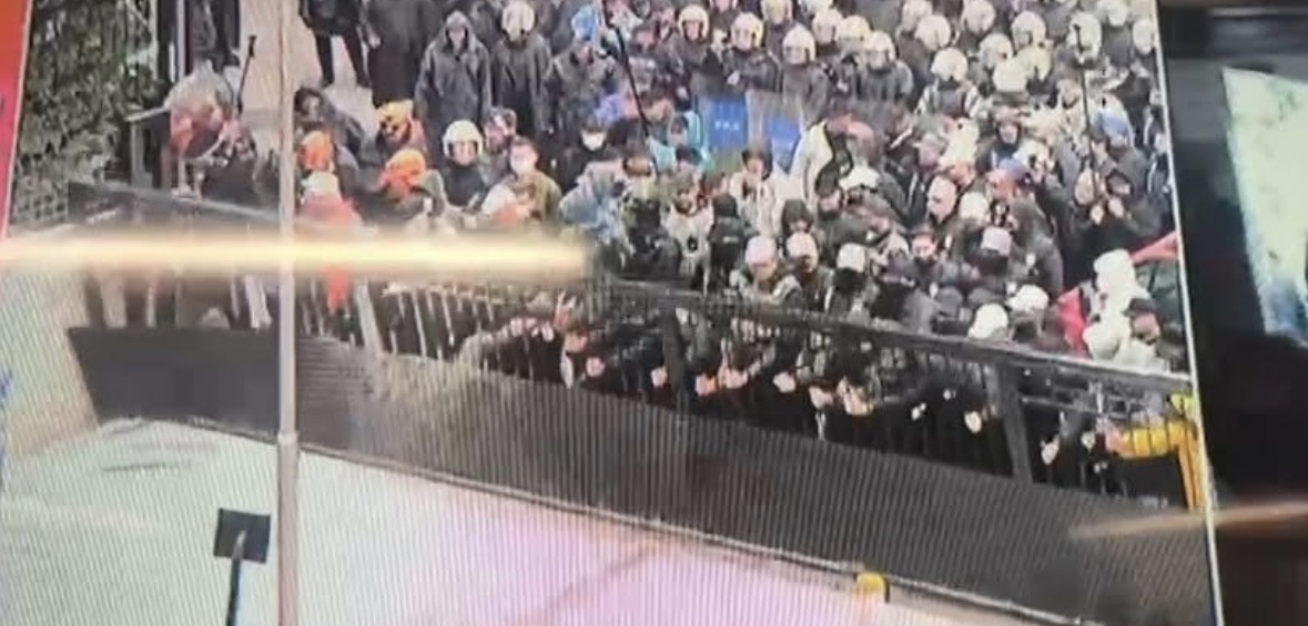 Policia turke sulmon zyrat e partisë kryesore opozitare CHP, momenti kur rrëzon portën e ndërtesës