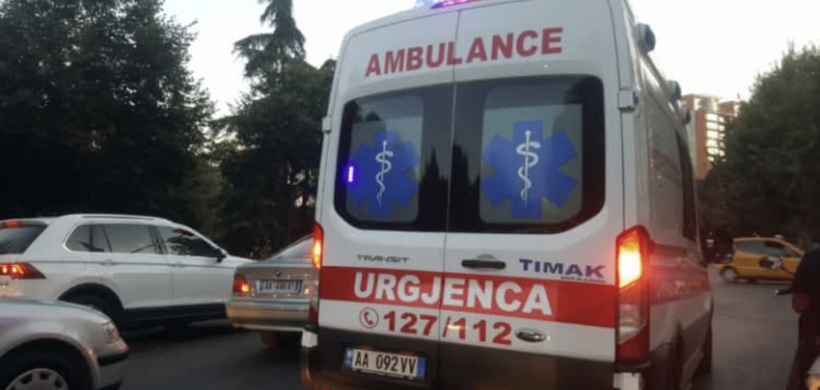 Përplasen dy automjete në Tiranë, lëndohen 6 fëmijë dhe drejtuesja