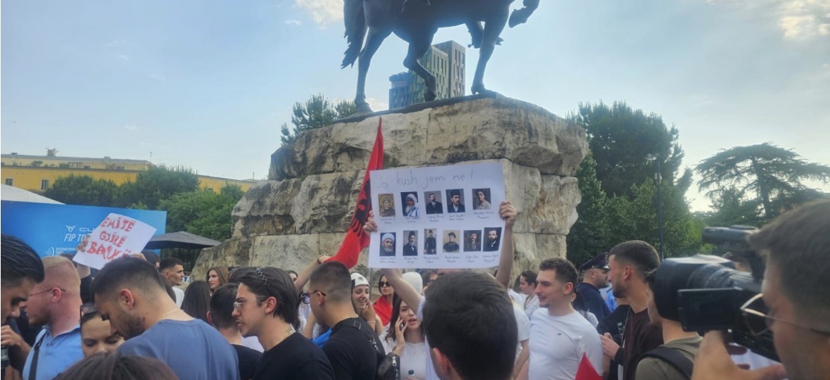 “Shqiptaria është me Shkupin!”, protestë në Tiranë në mbështetje të studentëve në RMV