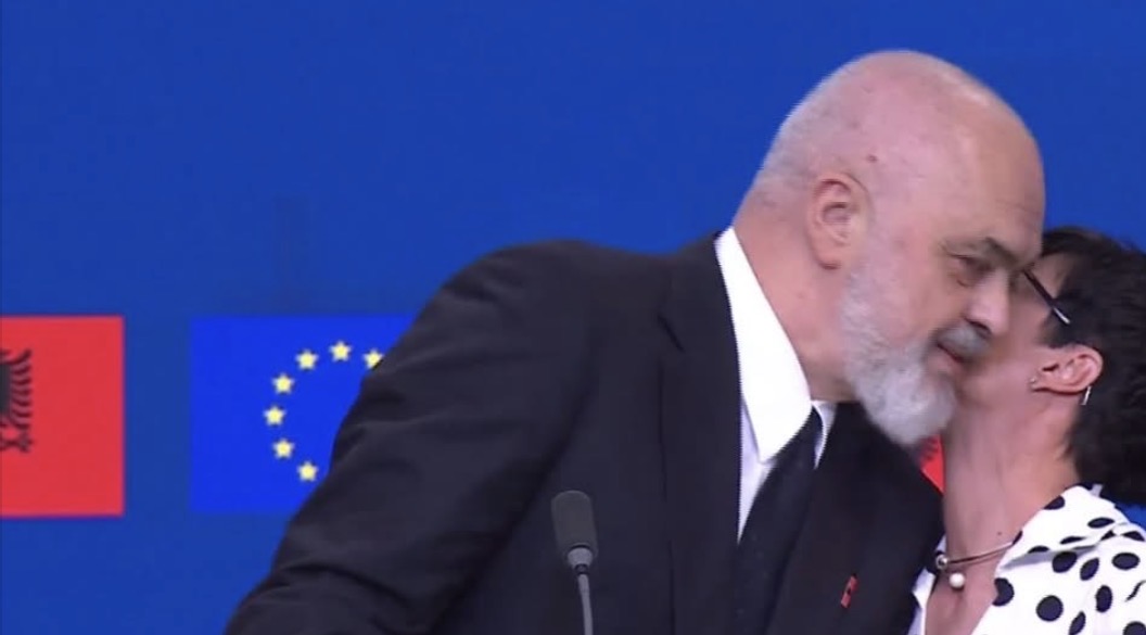 “Duhet të shihni e të mësoni nga dashuria e Shqipërisë për BE”, Marta Kos e puth “live