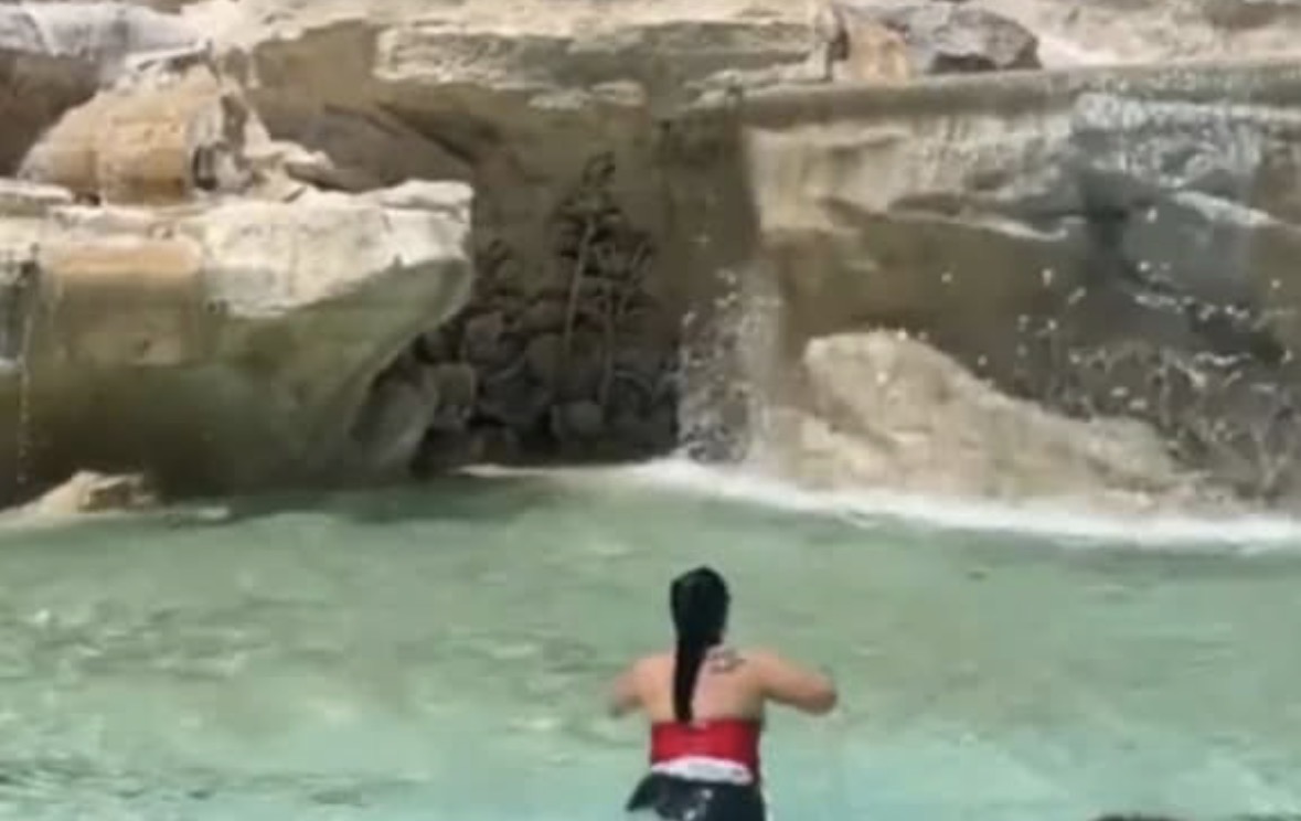 Theu rregullat dhe notoi në Shatërvanin e Trevit për të bërë video në TikTok, gjobitet turistja! Reagime kritike ndaj saj