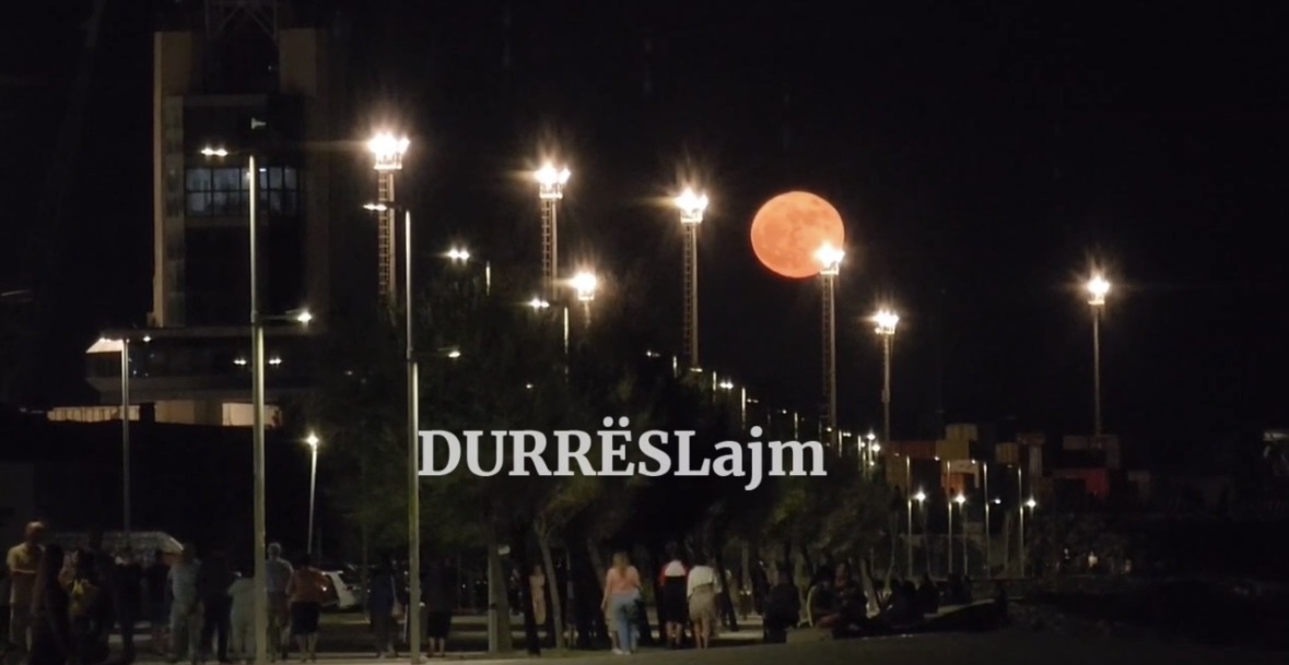 “Blue Moon” mbi Durrës, superhëna ndriçon qiellin (Video)