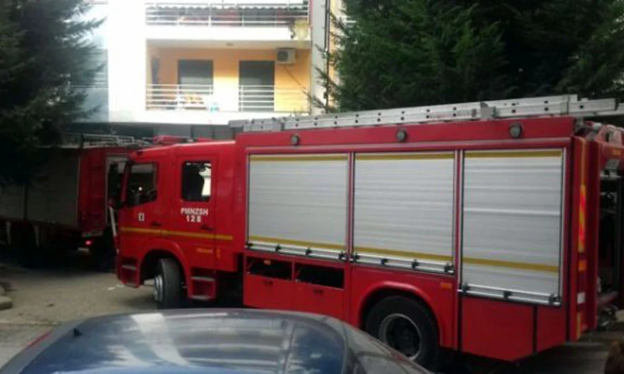 E parkuar në oborrin e shtëpisë, merr flakë makina
