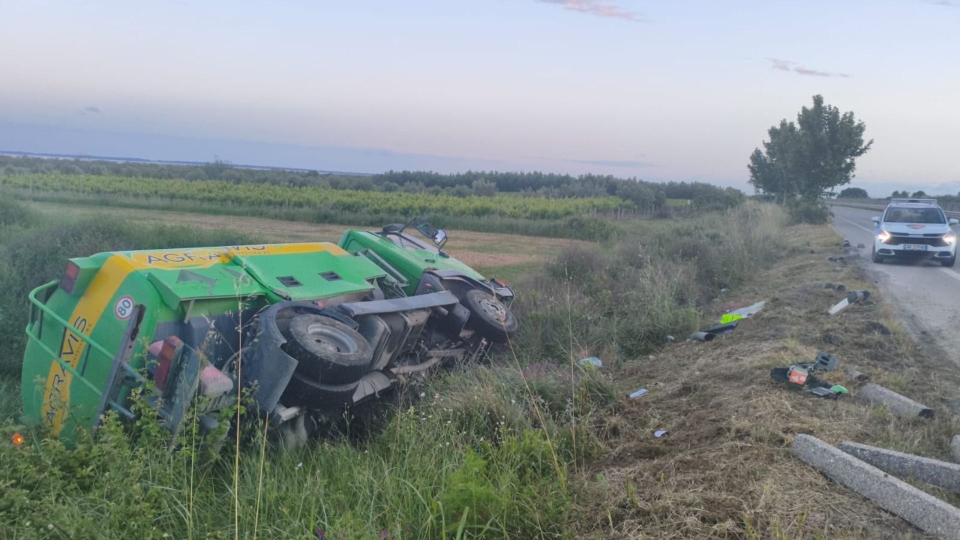 Aksident në Panaja të Vlorës, kamioni humb kontrollin dhe del nga rruga